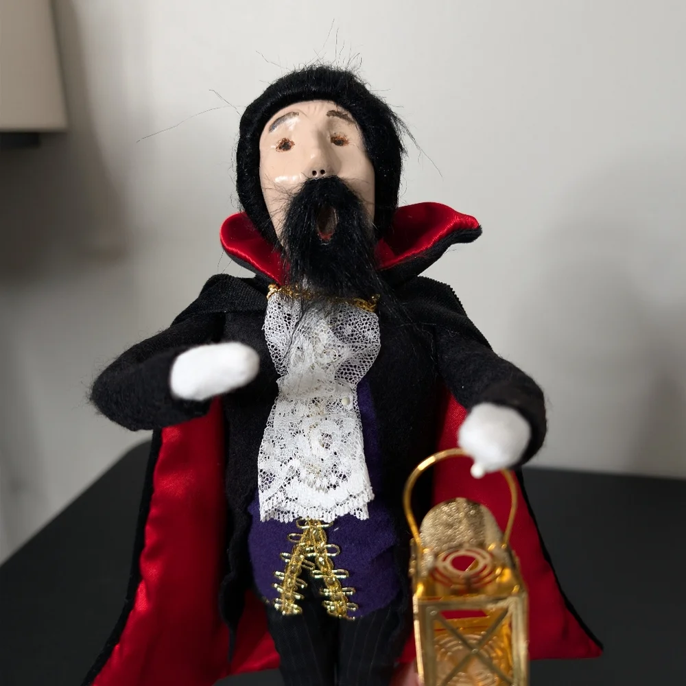 Buyers' Choice Count Dracula Caroler Figurine With Lantern - Picture 6 of 8